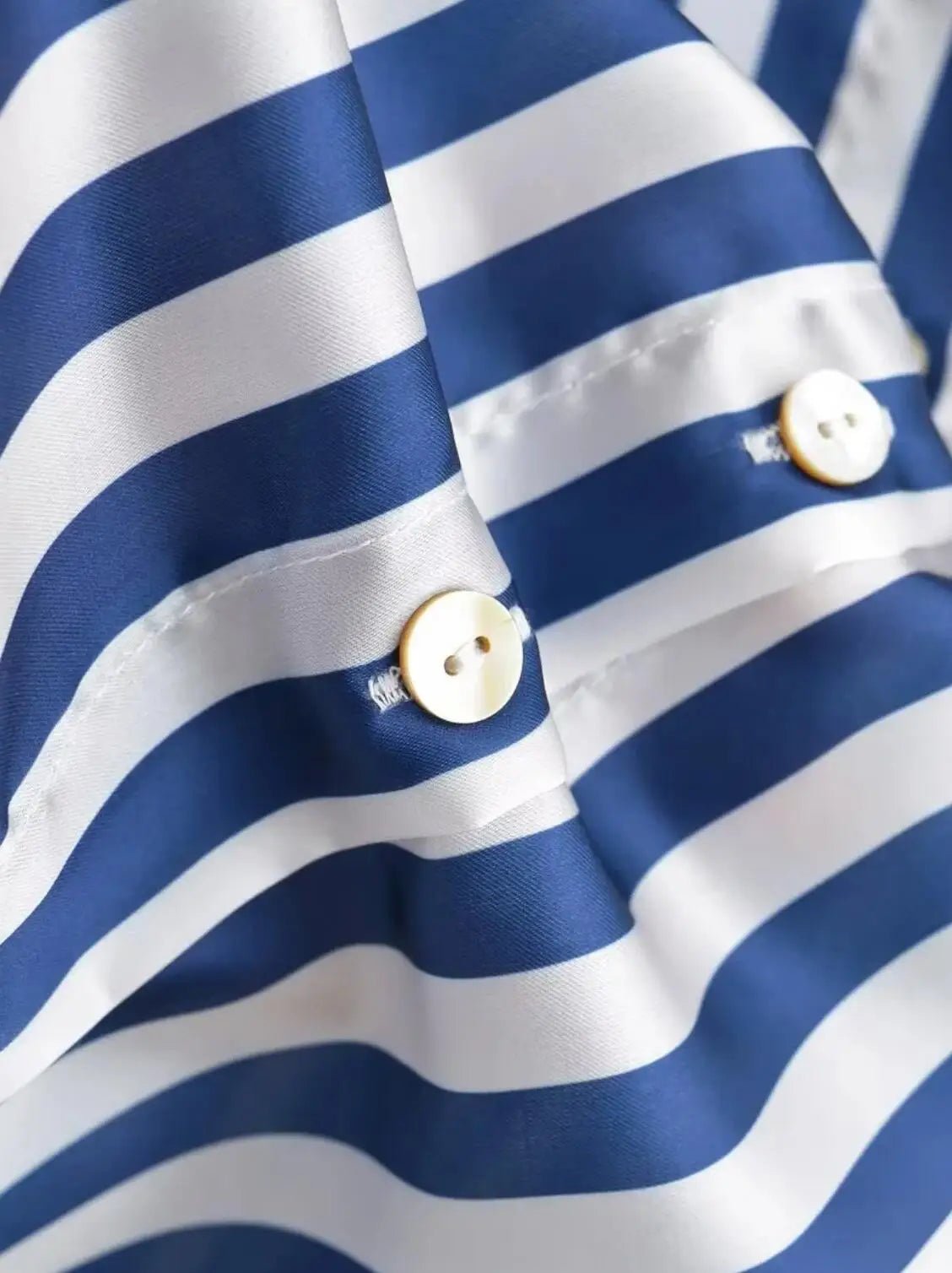 Chemise chic d'automne à revers bleu et blanc à rayures en satin brillant. - NGSHOP-ONE